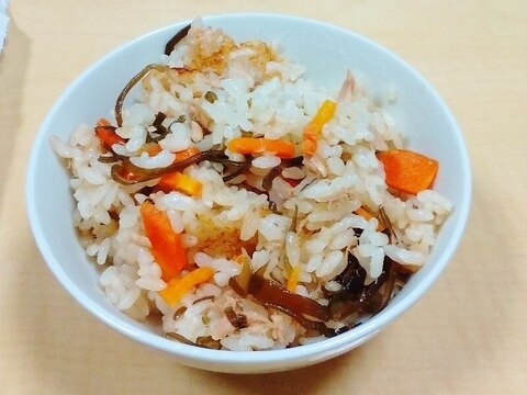 味付けの手間なし♪ツナと塩昆布の炊き込みご飯